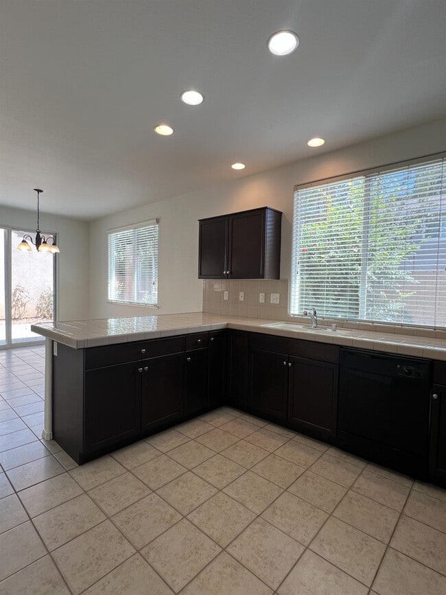 Building Photo - 3621 W Pomegranate Ln