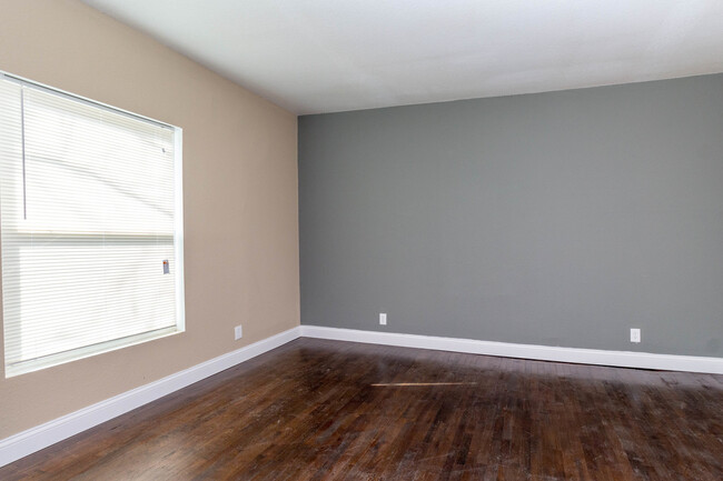 Building Photo - 3 bed/1 bath - Completely Remodeled - Cent...