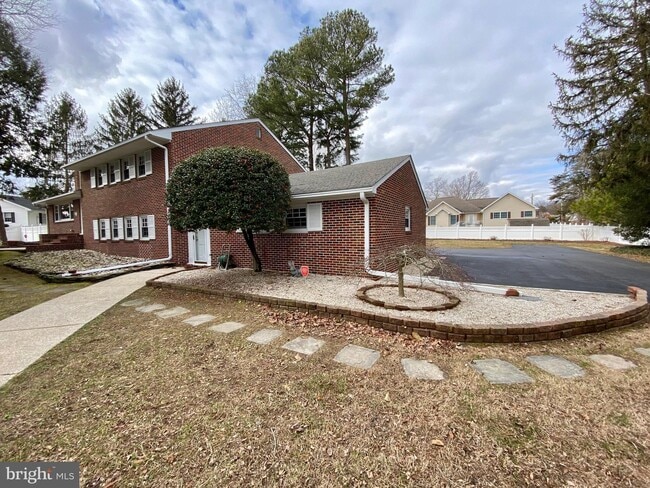 Building Photo - 515 Lakeview Ave