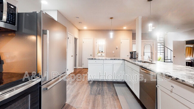 Building Photo - 3120 Greenbriar Dr