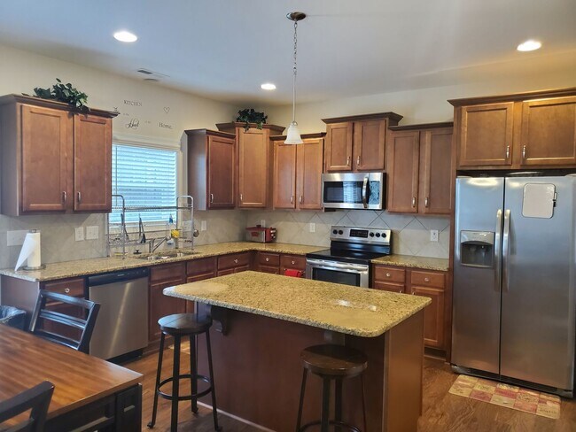 Building Photo - 4 bd/ 2.5 ba located MINUTES from Fort Bragg! Quiet Neighborhood!