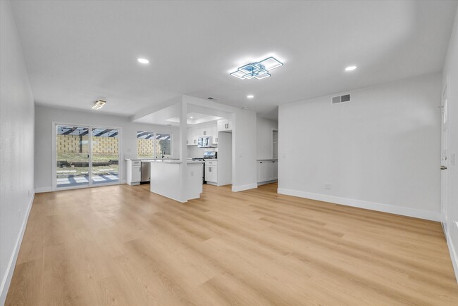 Building Photo - 1052 W Quince St