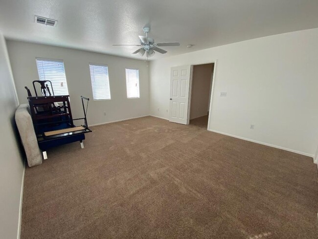 Building Photo - SW 5 BEDROOM w/2 YEAR LEASE!!