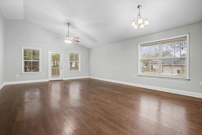 Building Photo - HEART OF DAPHNE!