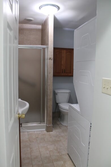 2nd Bath w/washer/dryer - 553 Gordon Rd