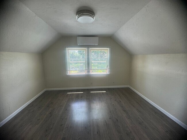 Building Photo - 3-Bedroom, 1-Bath Home In The Cal Young Ar...