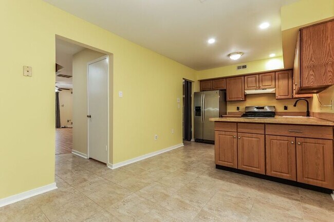 Building Photo - 1515 Russett Dr