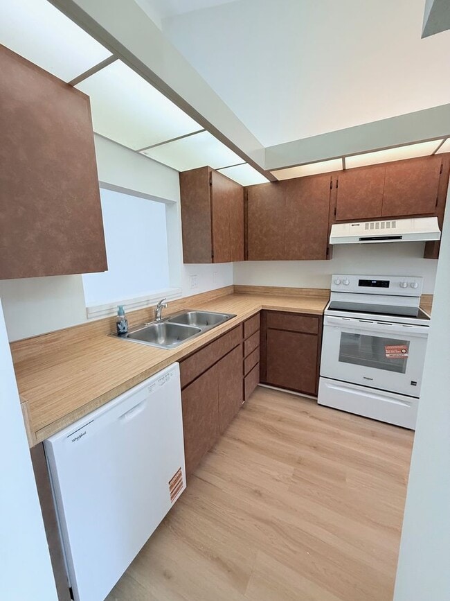 Building Photo - LOW MOVE-IN COST! Newly Listed 2-Bed/2-Bath Condo for Rent in Sarasota, FL!! Avail. Now!