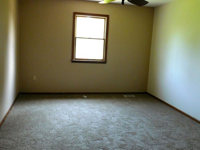 Building Photo - 5 acres and a Large 6 bedroom house. Extra garages and sheds.