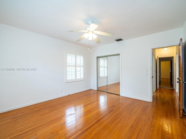 Building Photo - 9441 Byron Ave