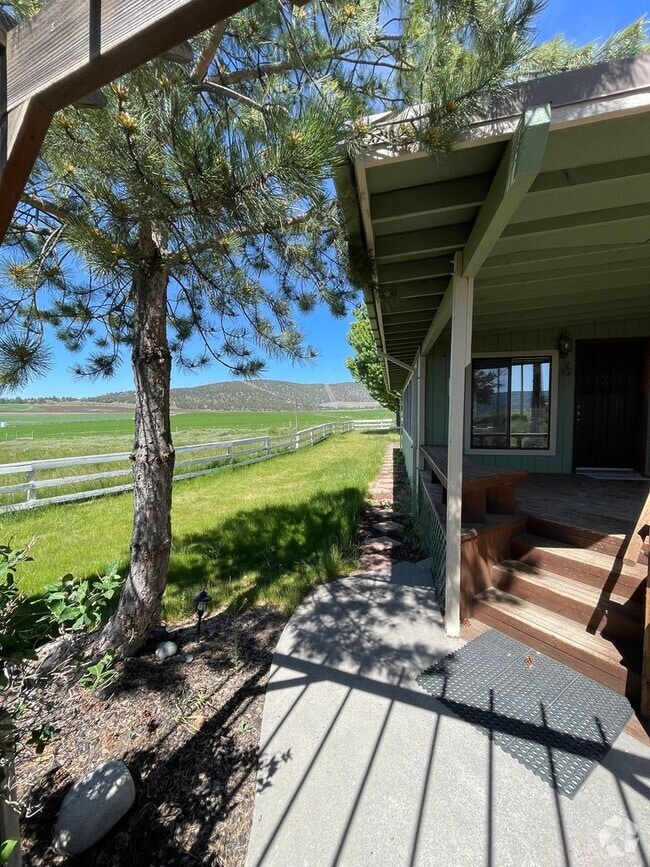 Building Photo - Rural living at its finest! Large 3bdrm 2...