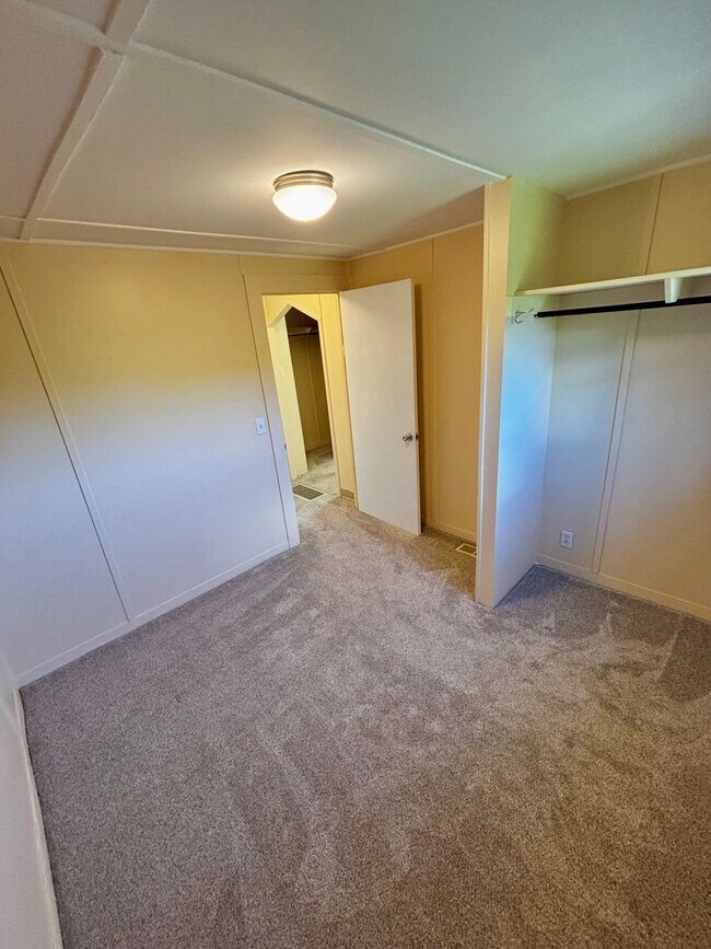 Building Photo - Spacious 2 Bedroom one bath duplex!!