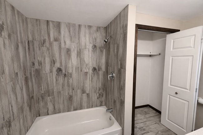 Building Photo - Super Cute Home