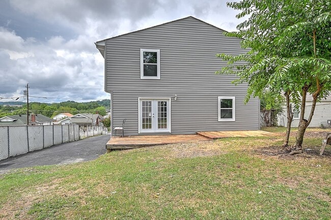 Building Photo - 4 Bedrooms 3 Baths Bristol TN