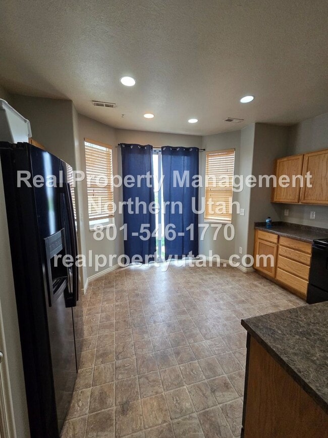 Building Photo - 3 Bedroom Home Available in North Salt Lake