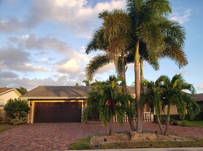 Building Photo - 1402 SW 25th Ave