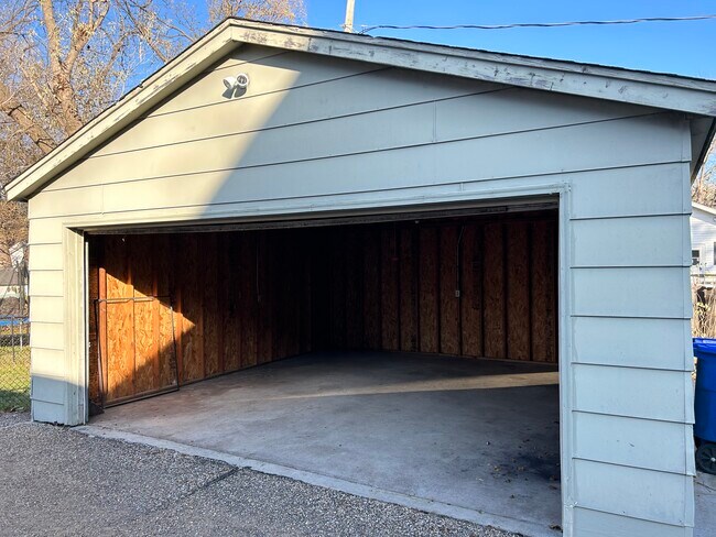 2 Car Detached Garage - 923 42nd St