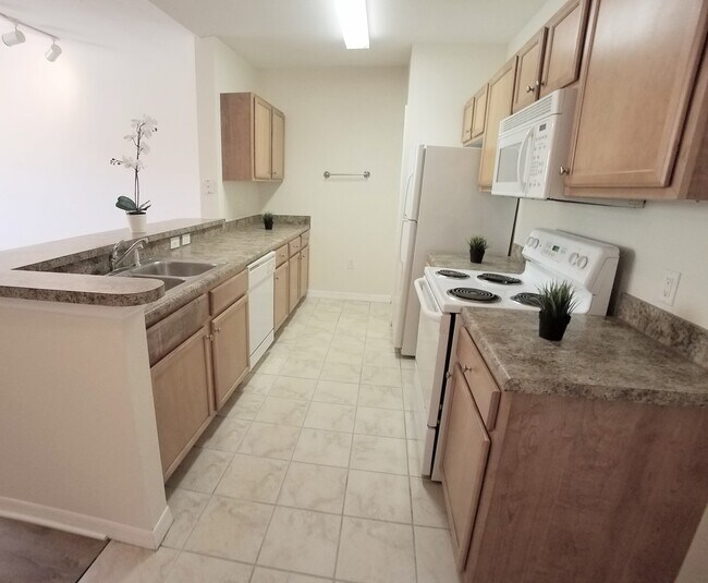 Building Photo - FOR RENT! Beautiful 1/1 Pool View Condo @ ...