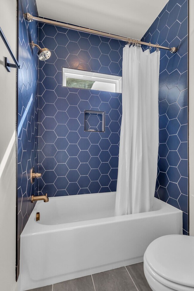 Building Photo - 715 32nd Ave N