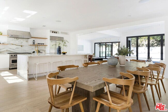 Building Photo - 2600 Zorada Dr