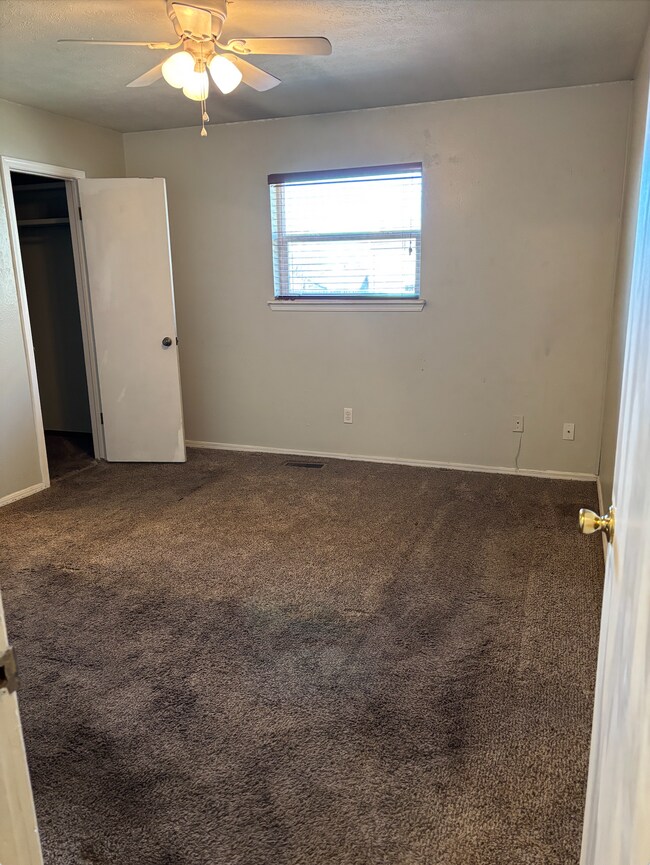 Building Photo - 3 bedroom 2 bath Edmond Duplex