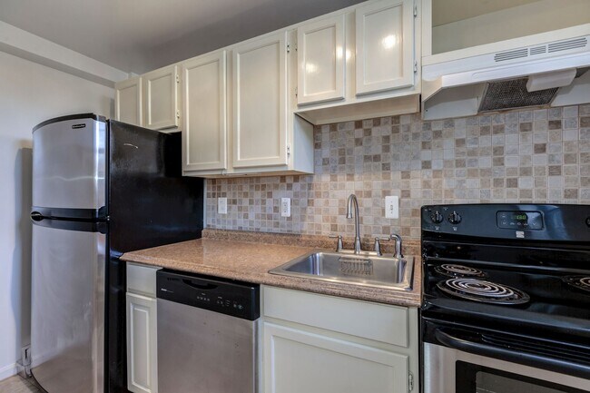 Building Photo - 1733 N Queens Ln