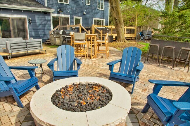 Building Photo - 2S316 Arrowhead Dr