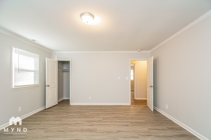 Building Photo - 2301 Charles St