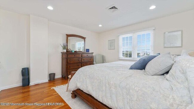 Building Photo - 308 Cove Dr