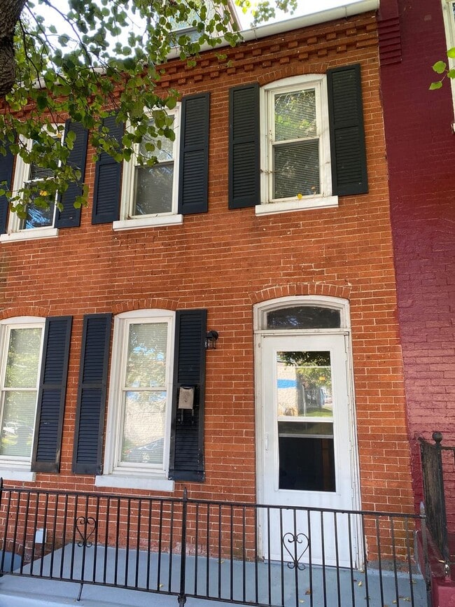 Building Photo - 604 S Duke St