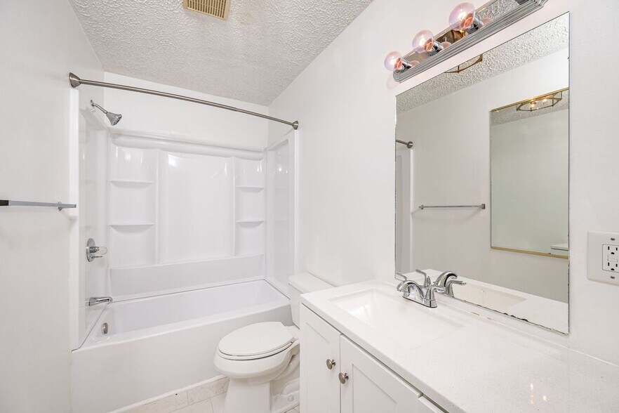 Building Photo - 7800 Tamarind Dr