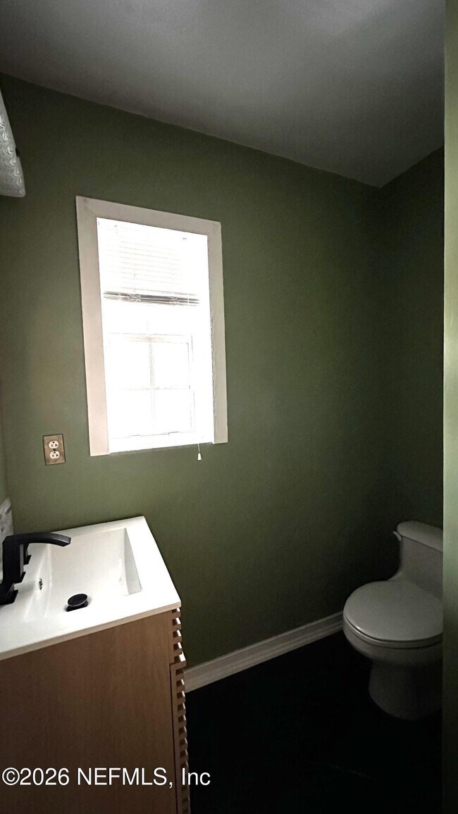 Building Photo - 2836 Ionic Ave