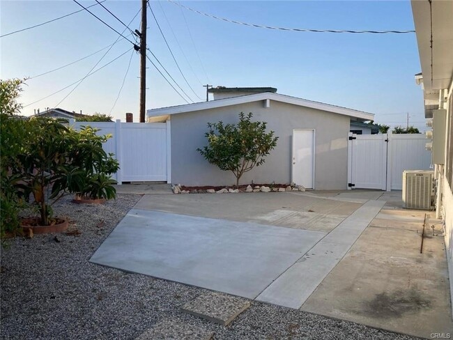 Building Photo - 16919 Daphne Ave