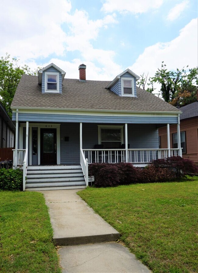 Building Photo - 2 BED 1 BATH DUPLEX MESTA PARK