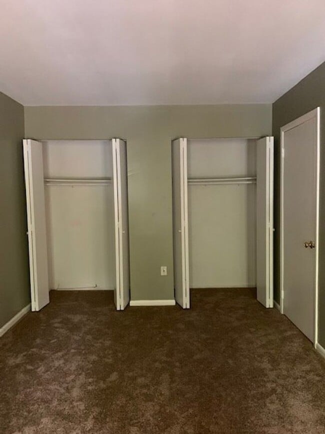 Building Photo - Spacious 3 BR, 2.5 BA townhouse with finis...