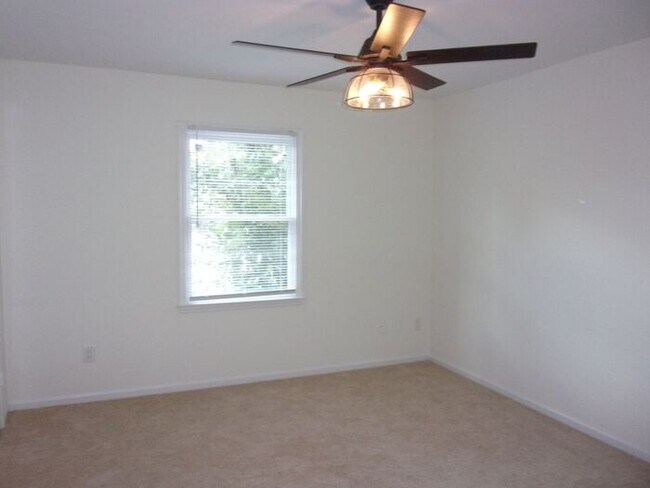 Building Photo - Fully Renovated 2 Bedroom 1 1/2 Bath Townh...