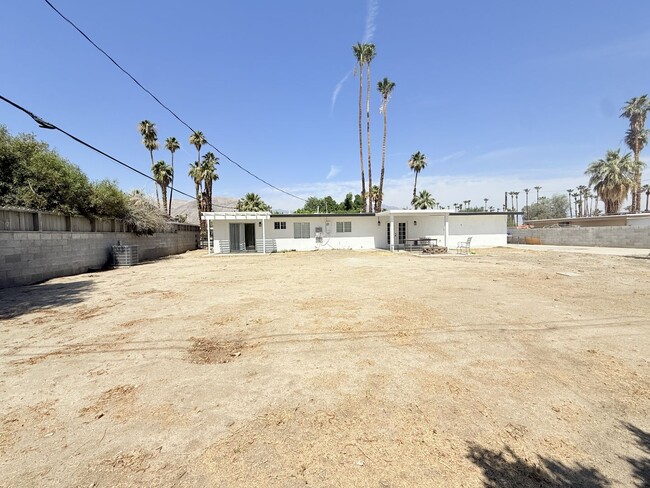 Building Photo - AVAILABLE NOW!! 3 BEDROOM 2 BATHROOM Home in Palm Desert!