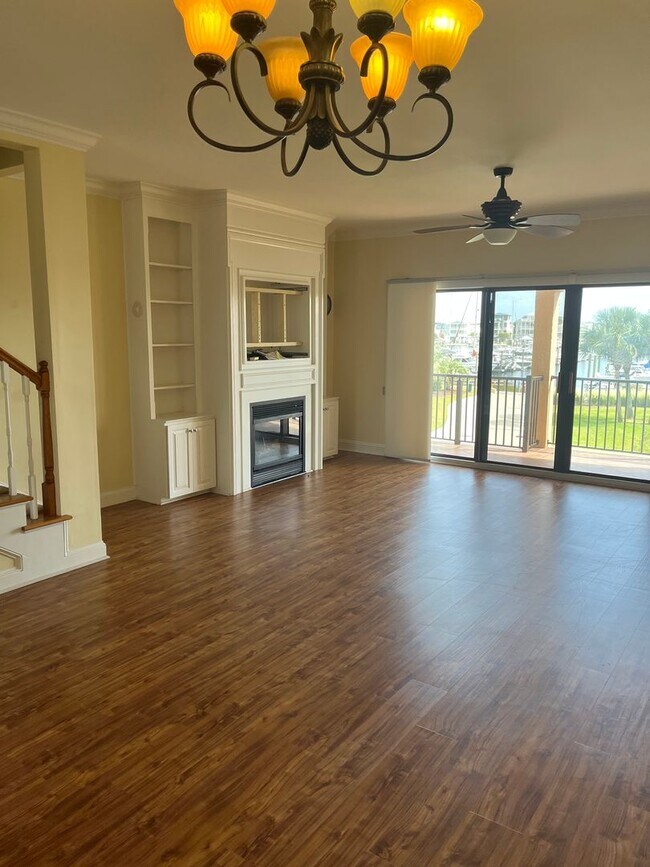 Building Photo - Townhome with Amazing View