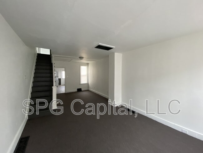 Building Photo - 648 W College Ave