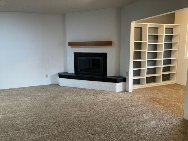 Building Photo - Northwest Townhouse