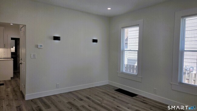 Building Photo - 14 Meadow St