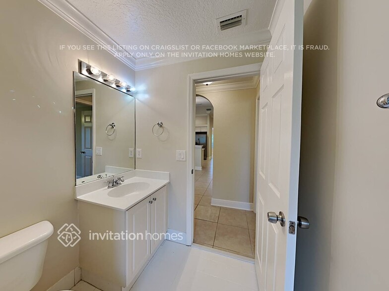 Building Photo - 1772 SW Lofgren Ave