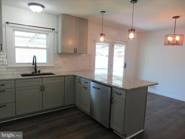Building Photo - 7895 Pavilion Dr