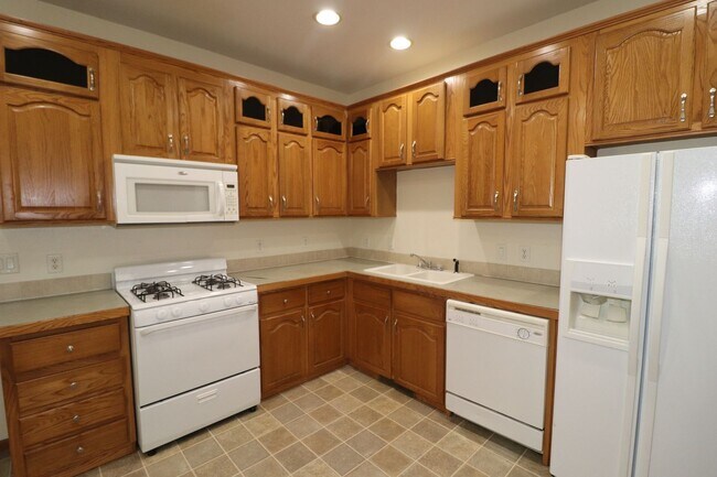 Building Photo - Spacious Home for rent!