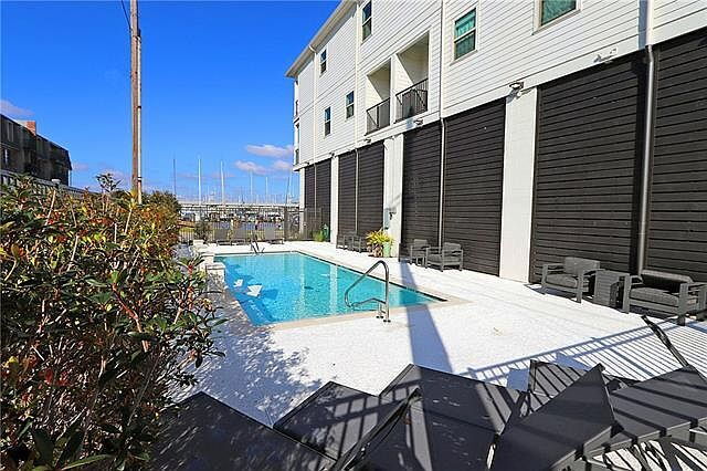Building Photo - 2-Bed, 3-Bath on Pontchartrain Blvd – Your New Orleans Oasis Awaits!"