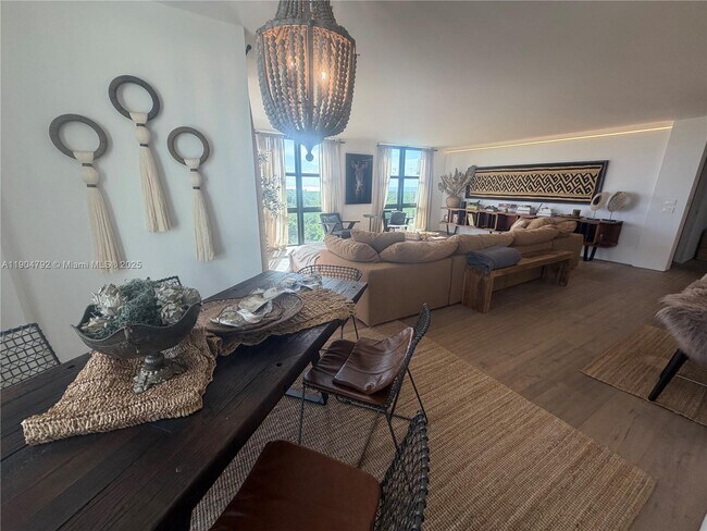 Building Photo - 1121 Crandon Blvd