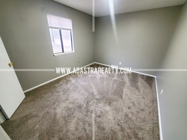 Building Photo - 1424 E Willow Dr
