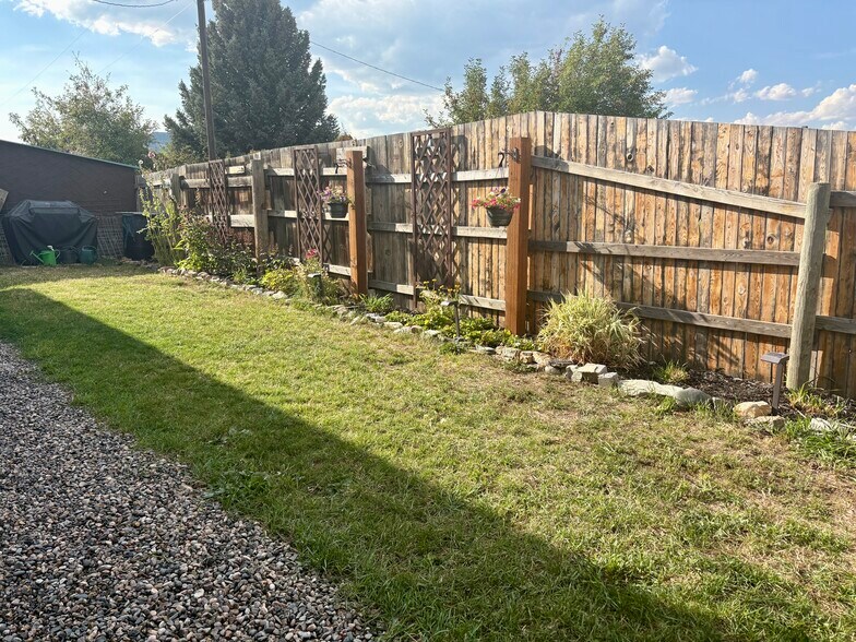 Primary Photo - 220 Slade Ave