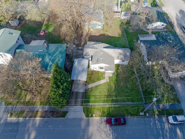 Building Photo - Central CDA rancher 2 bed 1 bath with 2 ca...