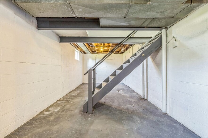 Building Photo - 1611 Alverado Ave